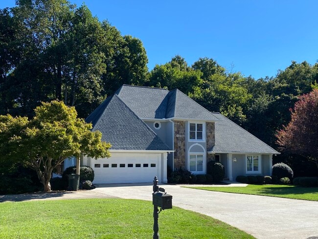 Newly painted, cleaned and landscaped - 178 Cloudland Rd N House