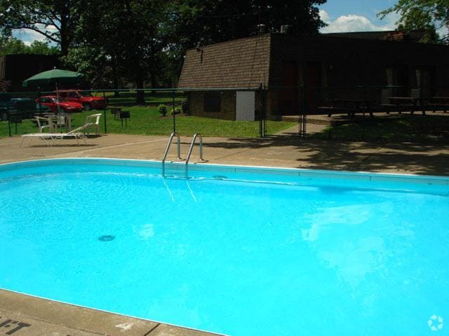 Pool with sundeck - Peppertree
