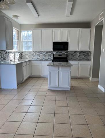 Building Photo - 5201 Tennis Villa Dr