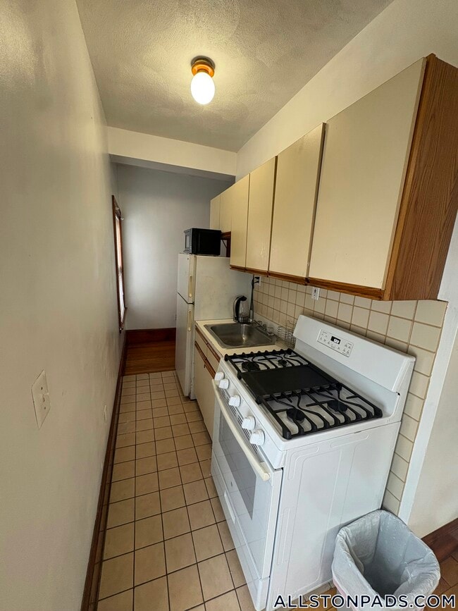 Building Photo - 36 Linden St