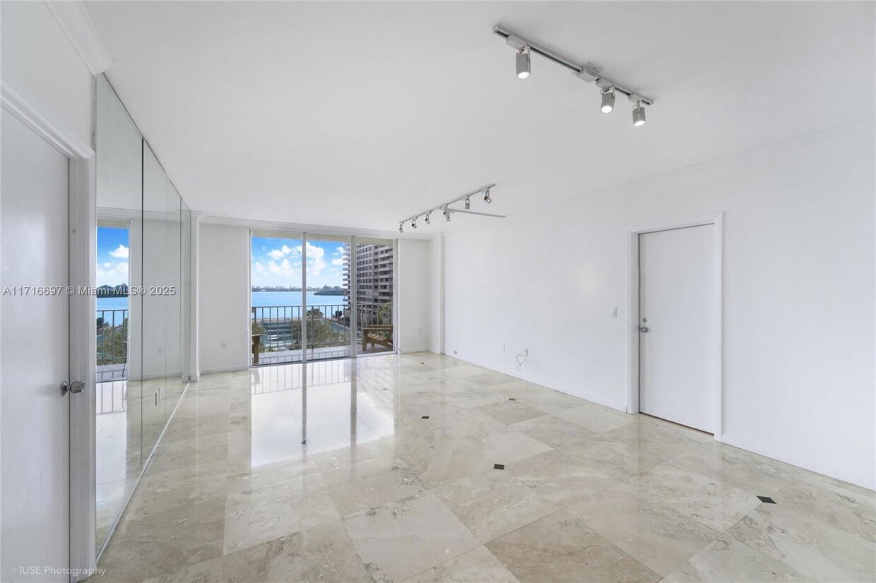 Foto principal - 11111 Biscayne Blvd