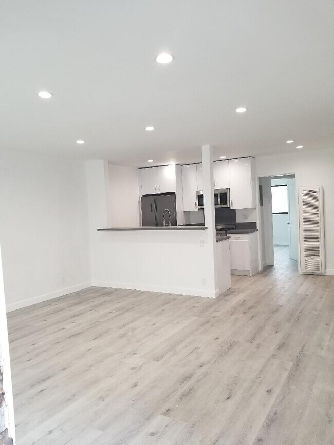 Foto del edificio - 4241 McLaughlin Ave