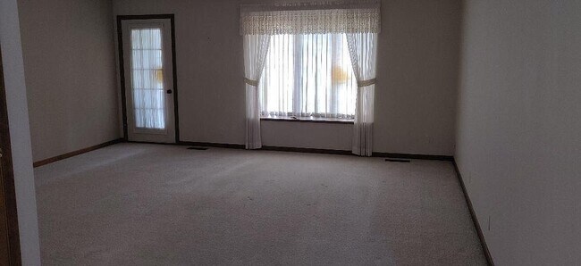 Building Photo - 890 Harvest Dr