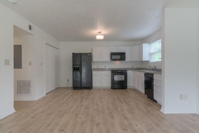 Foto del edificio - Renovated 3-Bedroom, 2-Bath Duplex on Gile...
