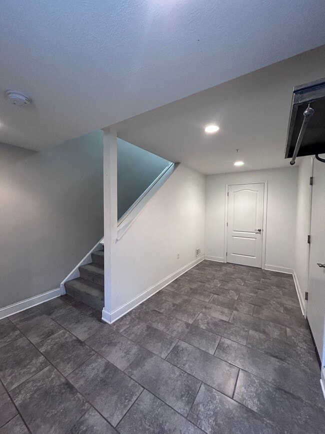 Building Photo - Modern 3-Level North Side Townhome with Garage