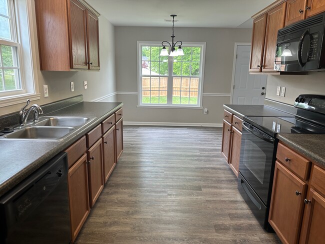 Building Photo - 1525 Hamilton Hills Dr