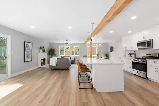 Foto del edificio - Amazing single level home in Lake of the P...