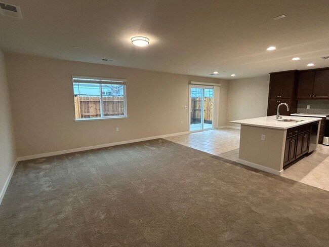 Building Photo - 479 Lemongrass St