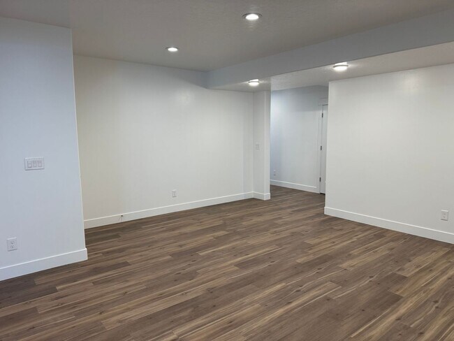 Building Photo - 3 Bedroom 2 Bathroom -Basement Apartment-Saddlebrook Dr. Santaquin