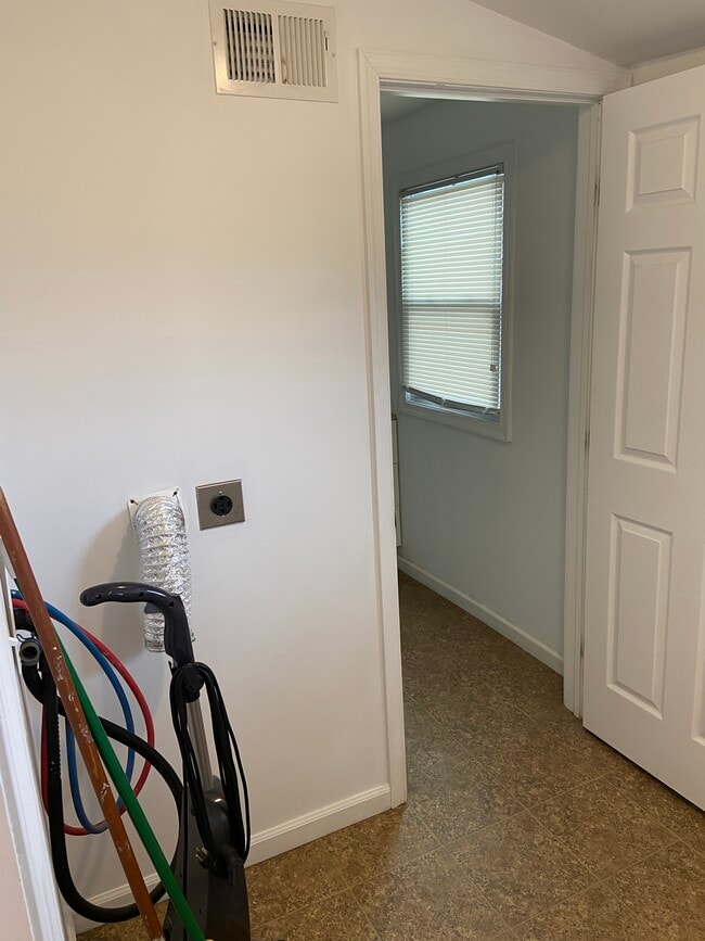 Vestíbulo de entrada trasera: Conexión para lavadora/secadora - 114 Morgan Ave