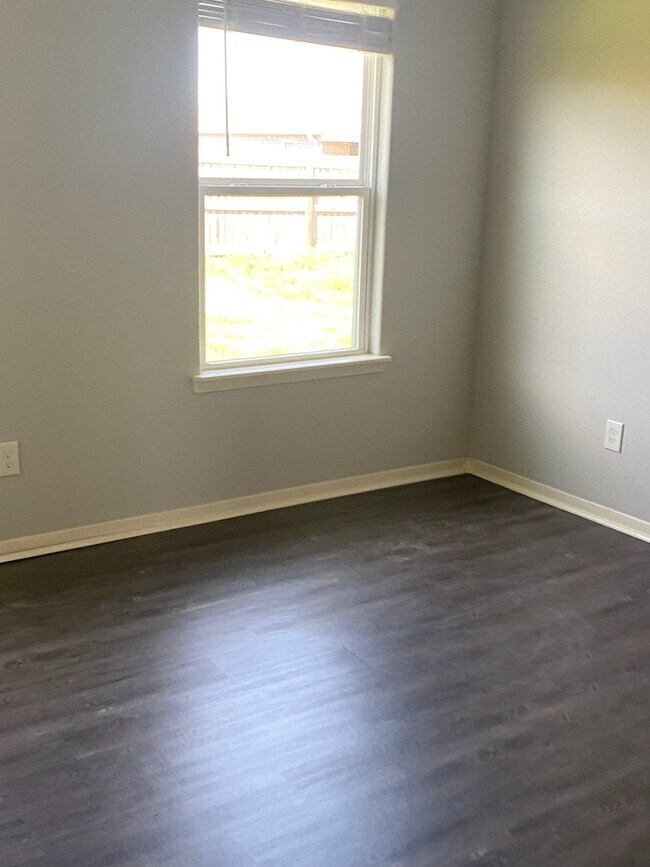 Building Photo - 864 NW Evans Cir