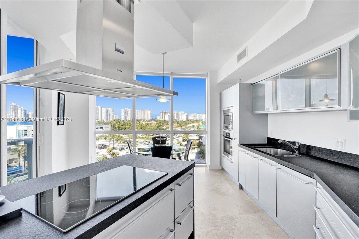 Foto principal - 18201 Collins Ave