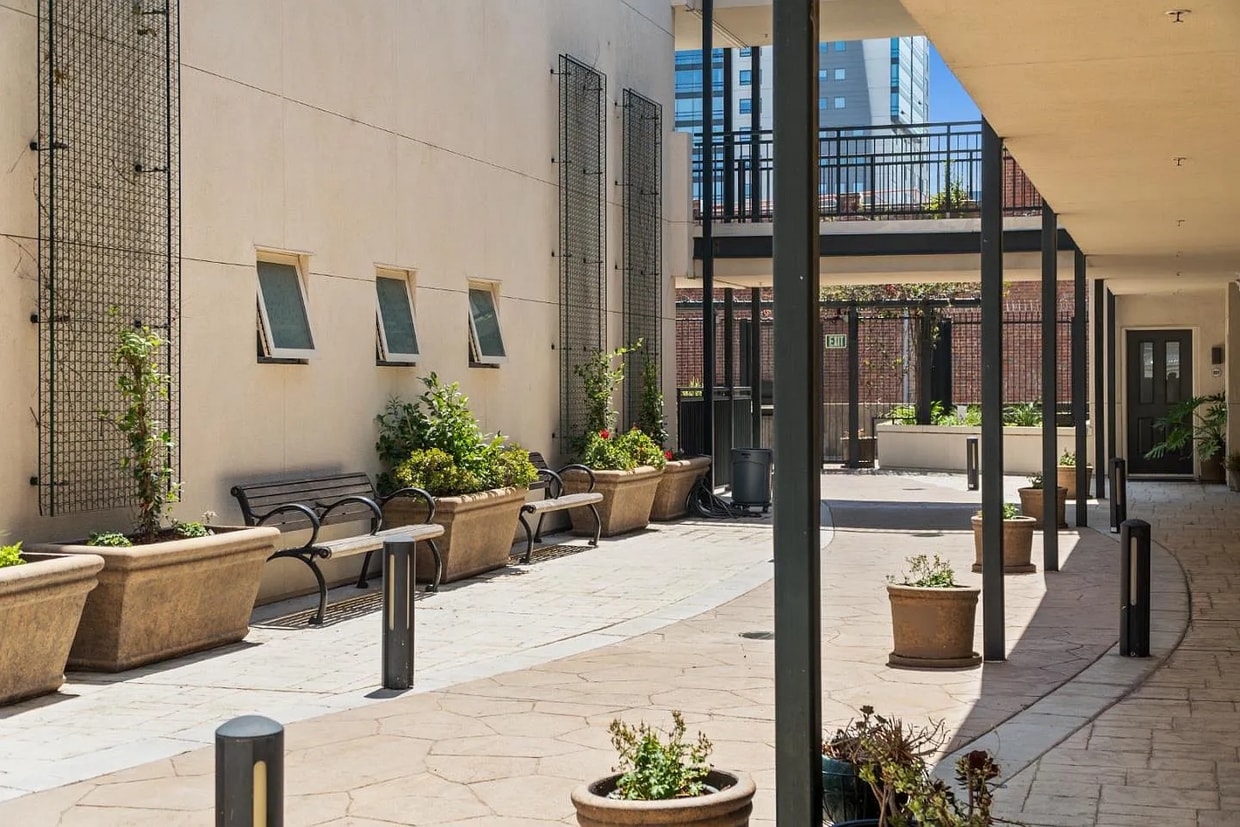 Primary Photo - "Chic 1-Bedroom Furnished Apartment with G...