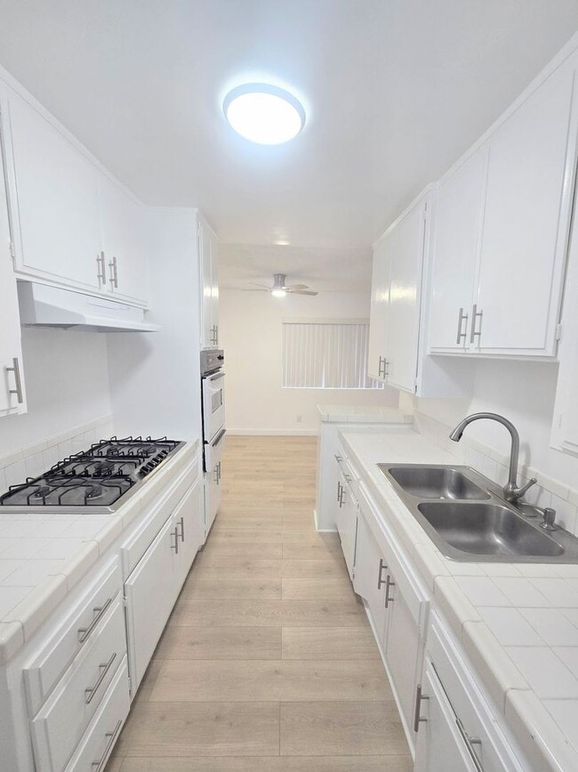 Building Photo - Welcome home! 2bd/2ba unit with parking. Master bedroom with en-suite bathroom!