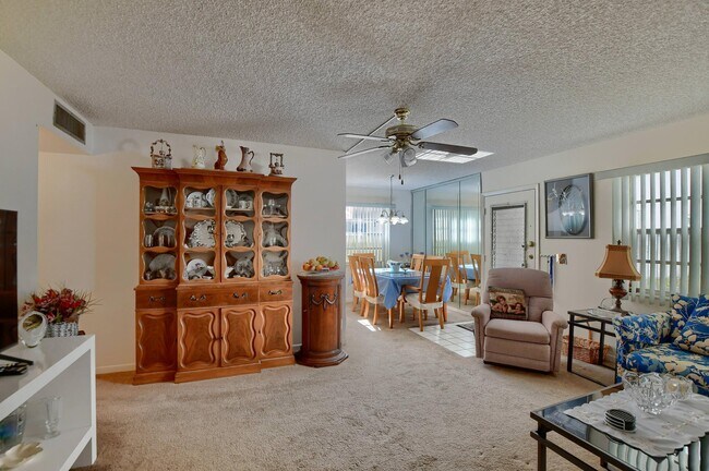 Foto del edificio - 246 Normandy Ln