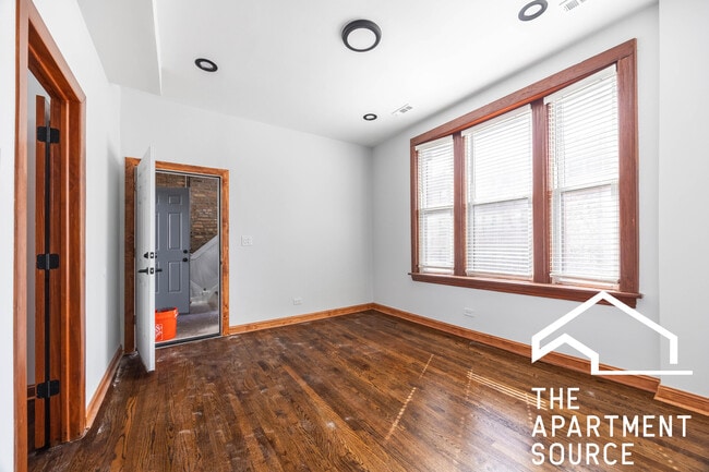 Foto del edificio - 2842 W Augusta Blvd