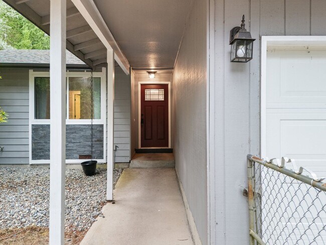 Building Photo - Charming Rambler in Port Orchard