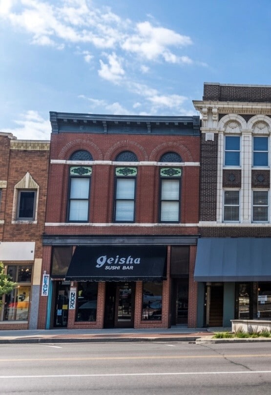 Building Photo - 802 E Broadway