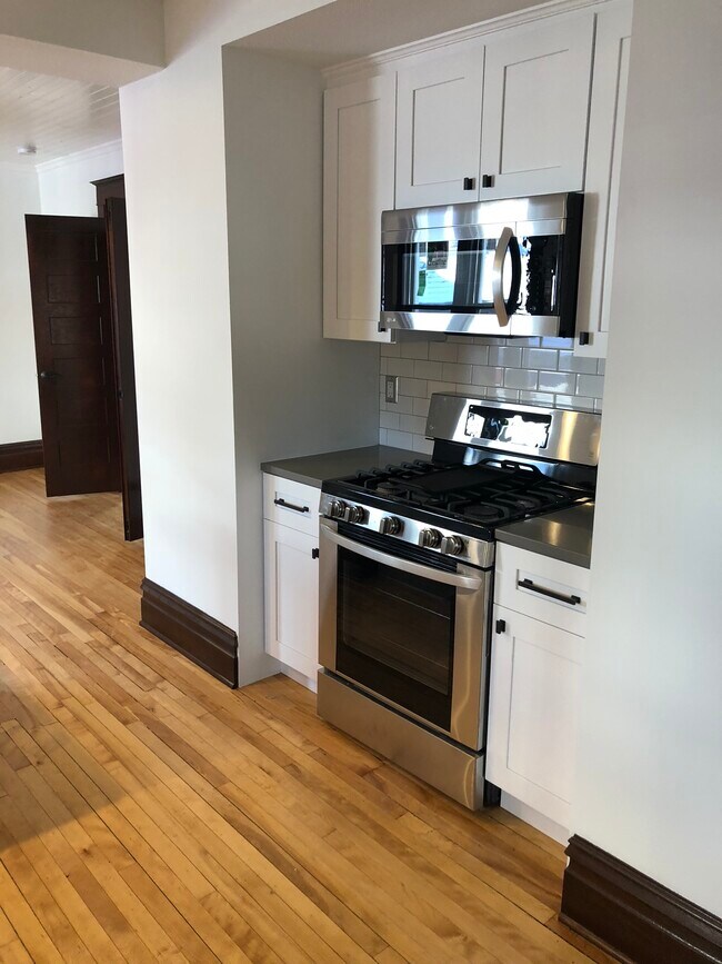 Foto del edificio - 674 Geranium Ave E