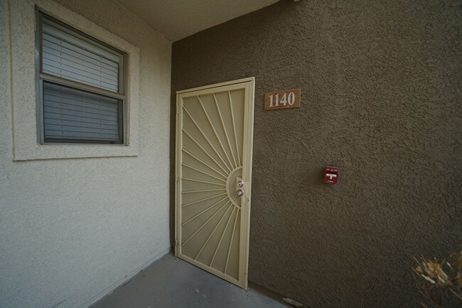 Building Photo - SHOWINGS AVAILABLE NOW