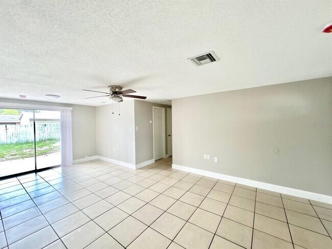 Foto del edificio - 3323 Fairmount Dr