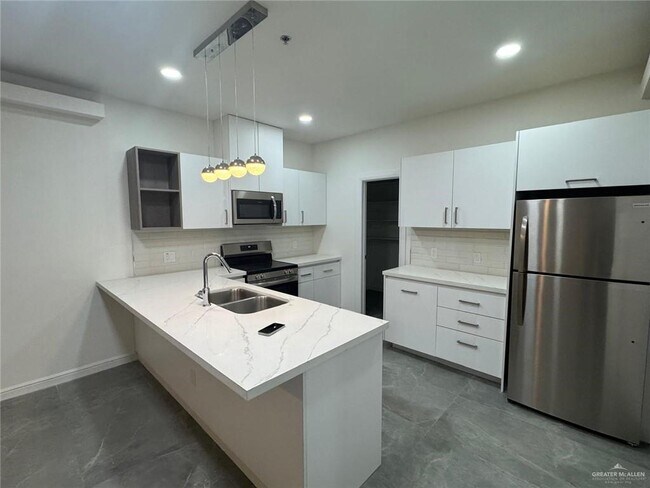 Building Photo - 901 E Yuma Ave