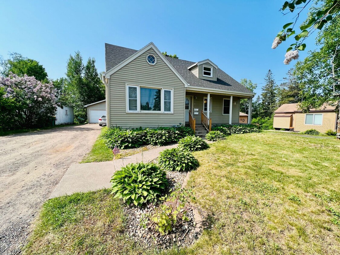 Foto principal - AVAILABLE JUNE - 7 Bed 3 Bath Tons of Space