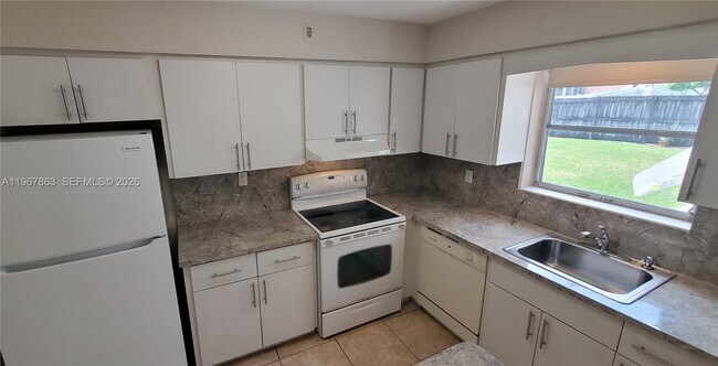 Foto del edificio - 1900 N 32nd Ct