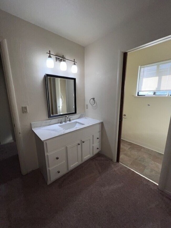 Foto del edificio - Freshly painted home with new carpet. 3 Ca...