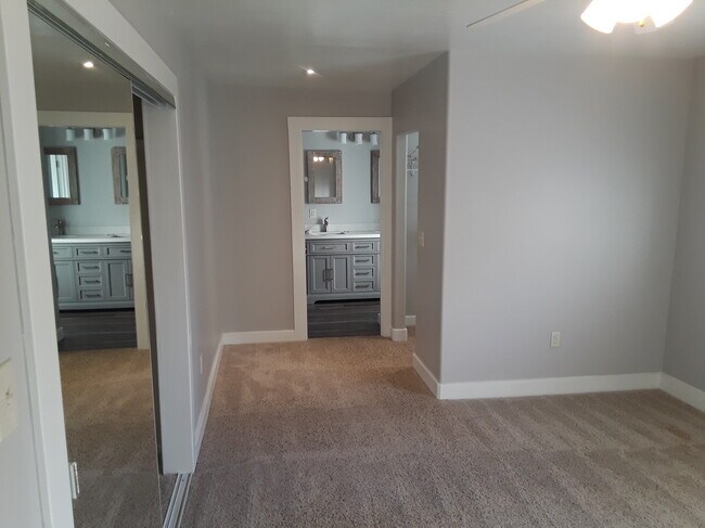 Dormitorio principal con vista al baño y vestidor. - 608 Elefa St