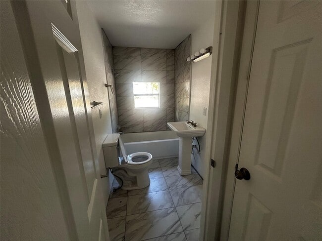 Building Photo - 516 S 11th St