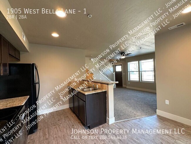 Building Photo - Newer Townhome Style living close to all o...