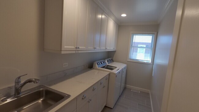 Building Photo - 138 E Old Elm Rd