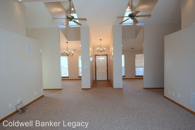 Building Photo - 3 br, 3.5 bath House - 902 Mountain Valley Rd