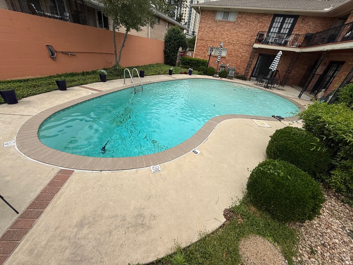 Foto principal - 8618 Baltimore Dr