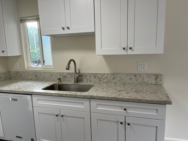 Building Photo - 1020 S Farber Ave