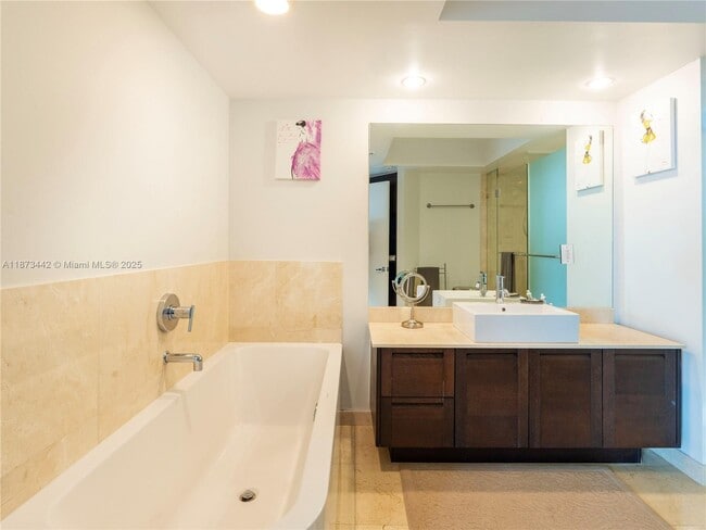 Foto del edificio - 250 Sunny Isles Blvd