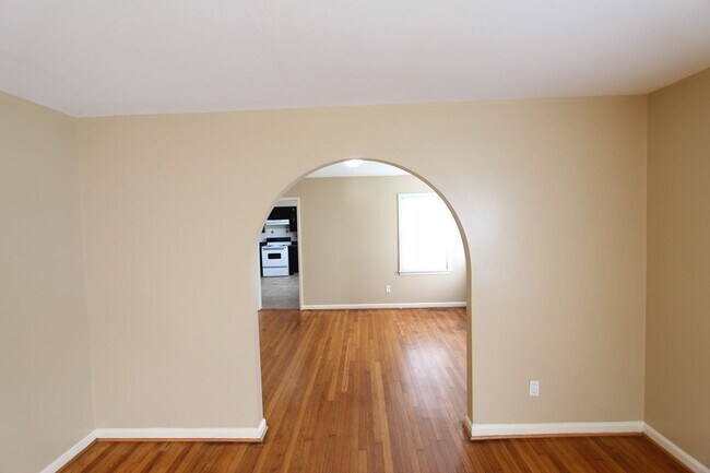 Building Photo - New On The Market!! - Large 3 Bedroom 2 Ba...