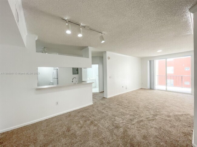Foto del edificio - 17150 N Bay Rd