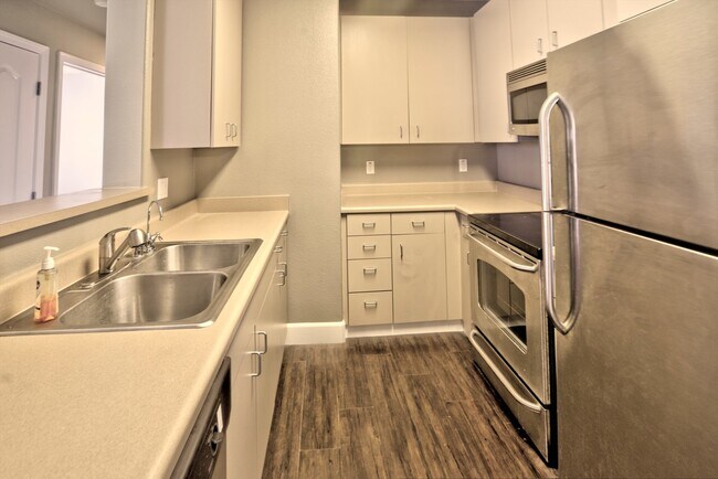 Foto del edificio - Beautiful 1Bedroom Condo Walking Distance ...