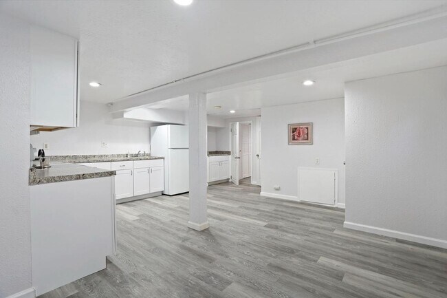 Building Photo - 465C