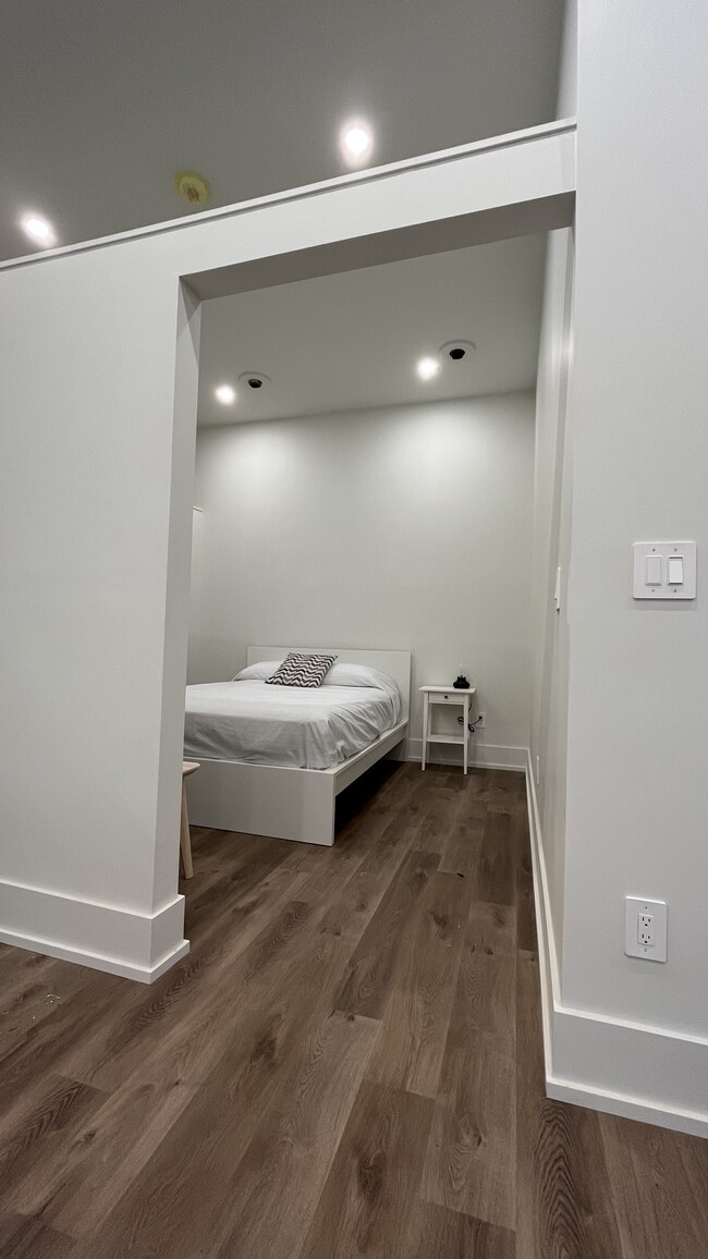 Building Photo - 1 Bedroom Loft Apartment - Historic Fireha...