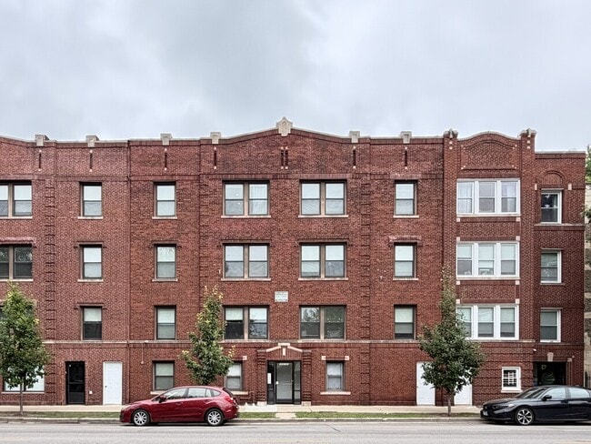 Building Photo - 3243 N Damen Ave