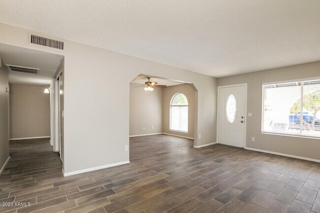 Foto del edificio - 17833 N 49th Ave