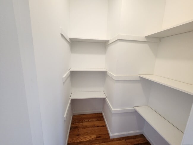 Building Photo - 13 Short Oak Dr