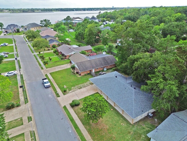 Building Photo - 726 Sharon Hills Dr