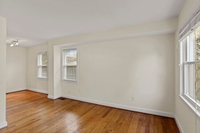 Building Photo - 2bed/2bath Rowhome near Old Town Alexandria!