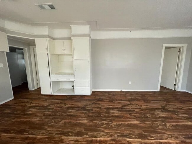 Building Photo - Comfortable Home on Silsbee