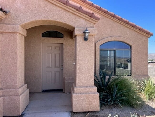 Building Photo - 3 Bedroom 2 bath Home Boat Deep Garage and RV parking Near Safeway