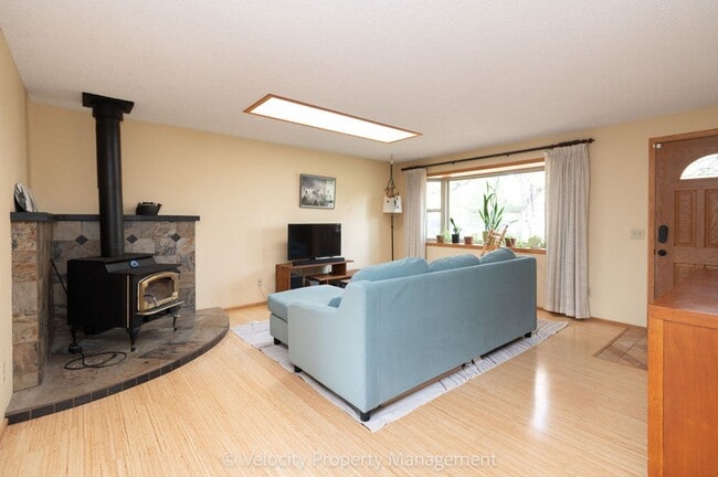 Building Photo - Beautiful home on a large half acre lot!